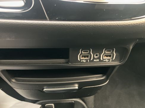 Used 2025 Chrysler Pacifica Select FWD image 31