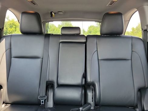 Used 2019 Toyota Highlander XLE AWD/4WD image 22