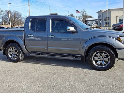 Used 2016 Nissan Frontier SL w/ Moonroof Package image 2