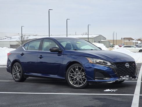 Used 2023 Nissan Altima 2.0 SR image 2