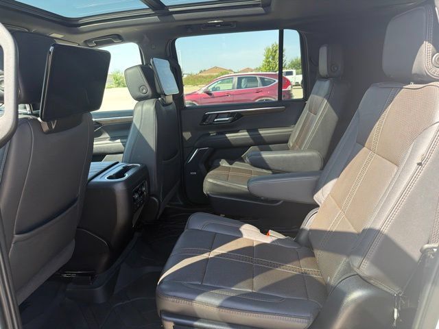 Used 2025 Chevrolet Suburban High Country AWD/4WD image 21