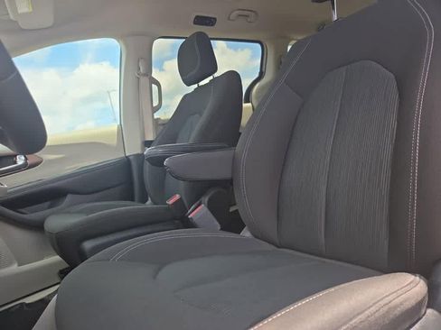 Used 2023 Chrysler Voyager LX image 13