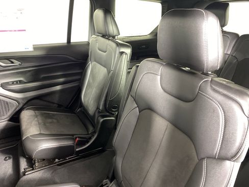 Used 2023 Jeep Grand Cherokee L Laredo image 31