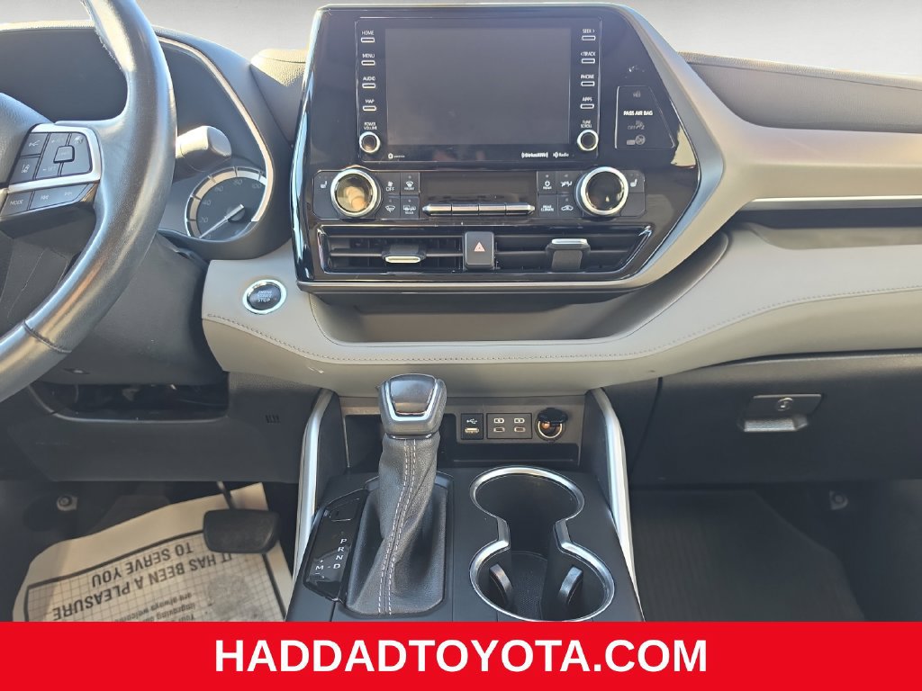 Used 2022 Toyota Highlander XLE AWD/4WD image 12