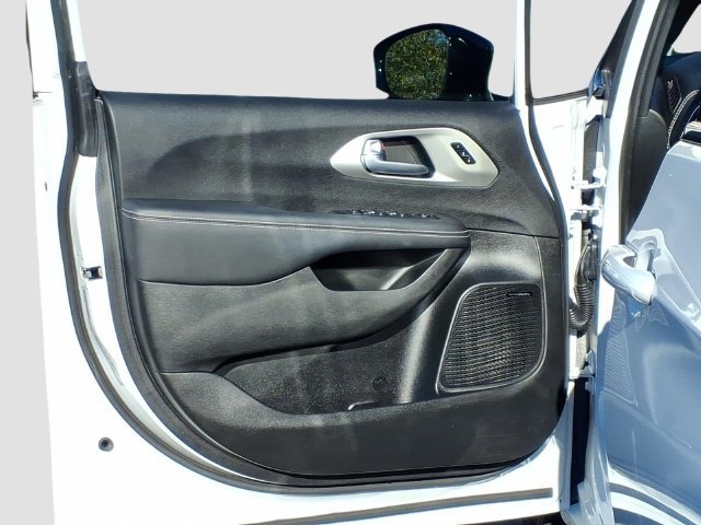 Used 2024 Chrysler Pacifica Limited w/ Uconnect Theater Family Group FWD image 7