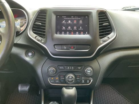 Used 2019 Jeep Cherokee Latitude Plus AWD/4WD image 12