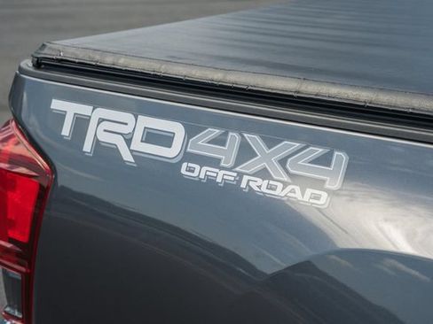Used 2018 Toyota Tacoma TRD Off-Road w/ Four Season Floor Mat Package AWD/4WD image 20