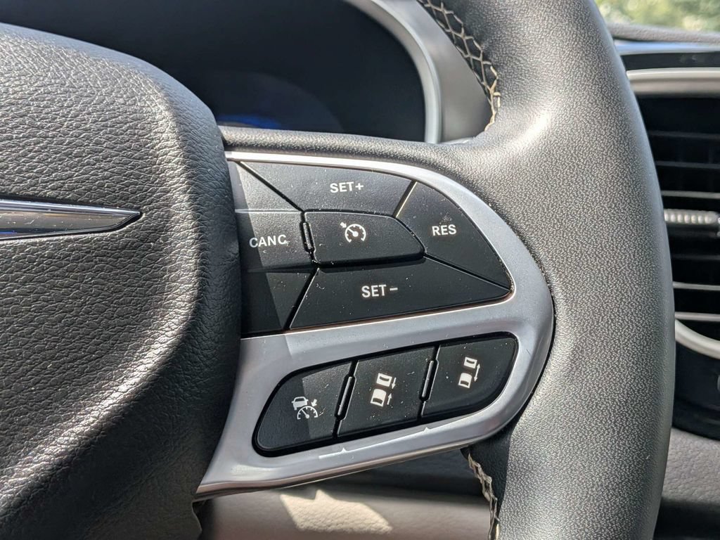 Used 2024 Chrysler Pacifica Touring-L FWD image 33