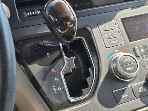 Used 2016 Toyota Sienna XLE Premium FWD image 19