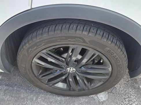 Used 2022 Volkswagen Tiguan SE R-Line image 6