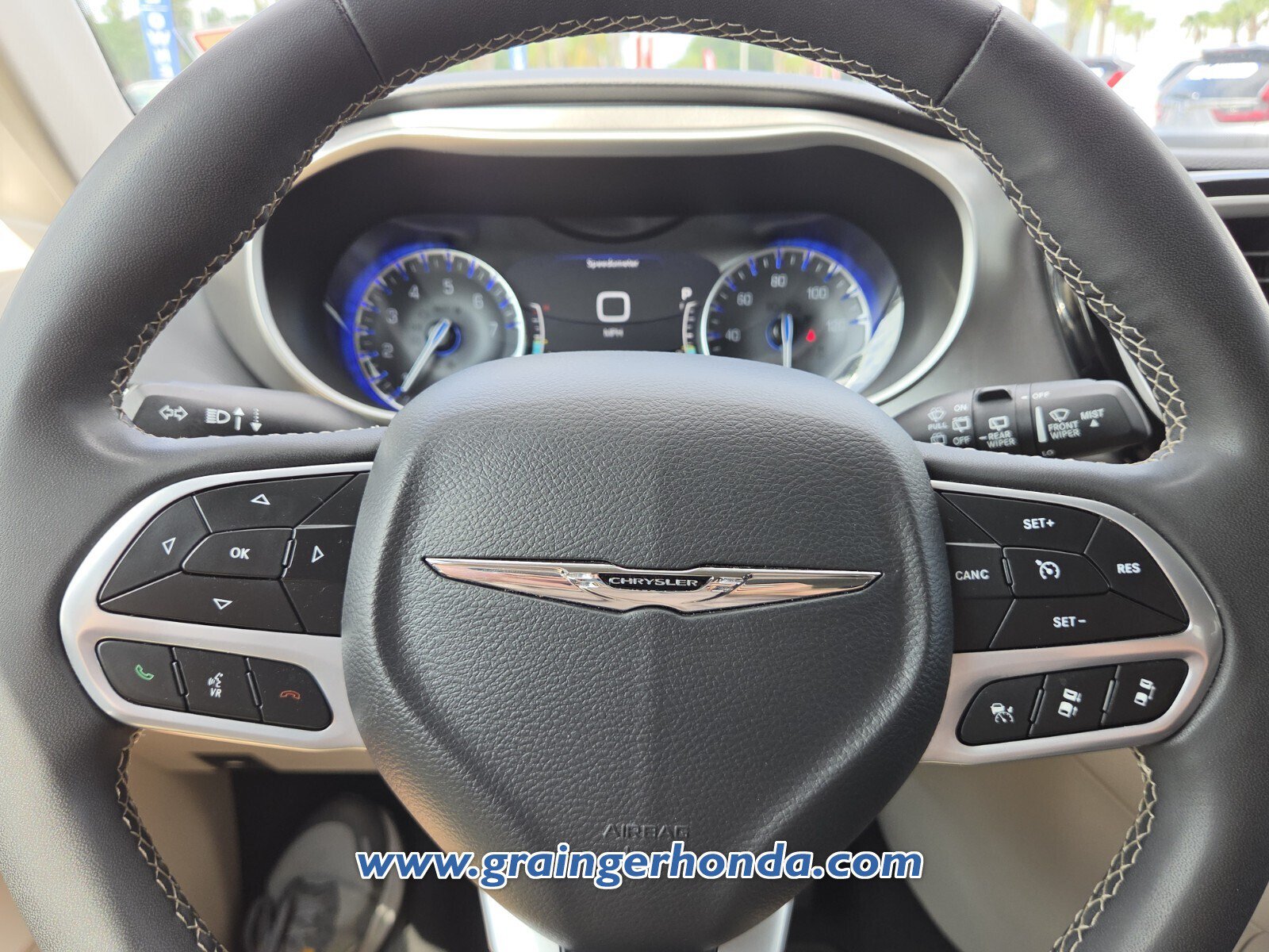 Used 2023 Chrysler Pacifica Touring-L FWD image 18