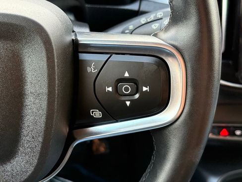 Used 2022 Volvo XC40 T4 Momentum image 36