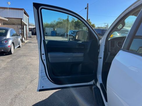Used 2011 Toyota Tundra 4x4 CrewMax image 12