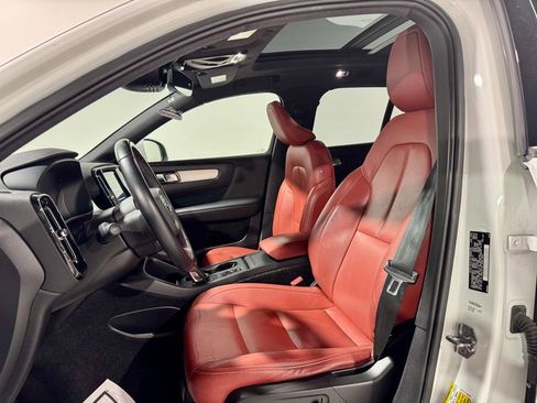 Used 2019 Volvo XC40 T5 Momentum image 3