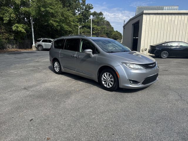 Used 2018 Chrysler Pacifica Touring-L FWD image 3