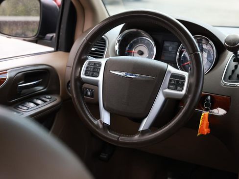 Used 2012 Chrysler Town & Country Touring w/ Entertainment Group #1 FWD image 31