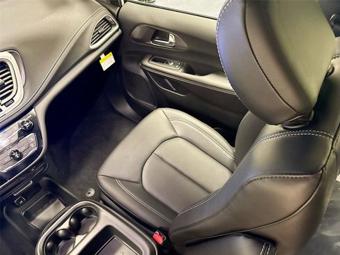 New 2026 Chrysler Pacifica Select image 21
