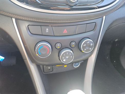 Used 2020 Chevrolet Trax LT FWD image 17