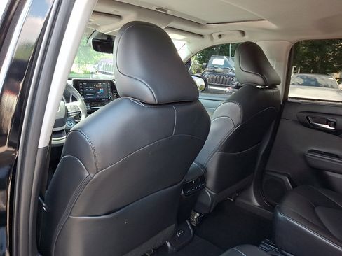 Used 2022 Toyota Highlander XLE AWD/4WD image 21