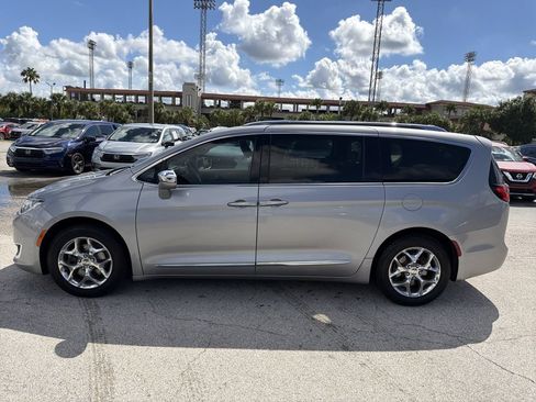 Used 2017 Chrysler Pacifica Limited w/ UConnect Theater Package FWD image 6