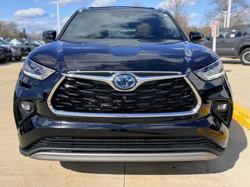 Used 2024 Toyota Highlander Platinum image 2