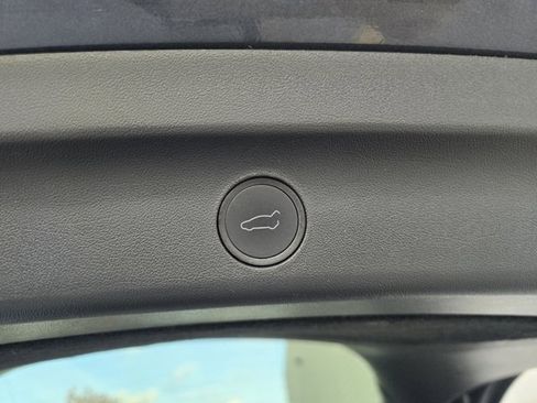 Used 2023 Tesla Model Y 2WD image 38