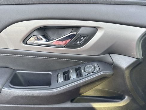 Used 2022 Chevrolet Traverse LT image 27