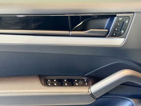 Used 2025 Porsche Cayenne image 11