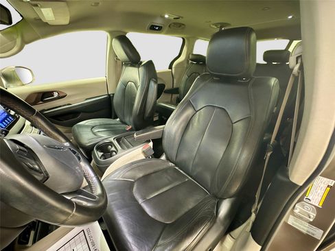 Used 2017 Chrysler Pacifica Touring-L image 20