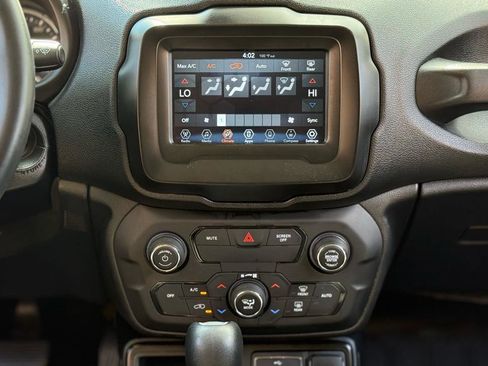 Used 2018 Jeep Renegade Latitude FWD image 20