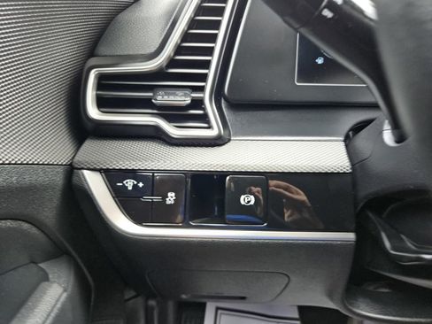 Used 2025 Kia Sportage LX FWD image 22