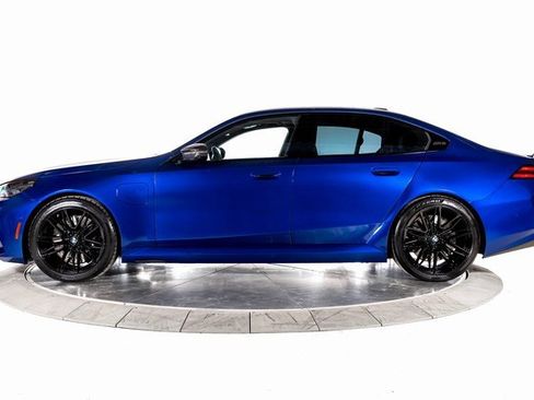 Used 2025 BMW M5 w/ Carbon Package image 2