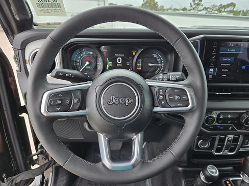 Used 2025 Jeep Wrangler Unlimited Sahara AWD/4WD image 19