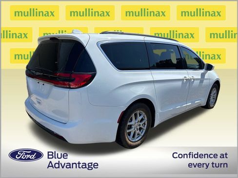 Used 2022 Chrysler Pacifica Touring-L FWD image 2