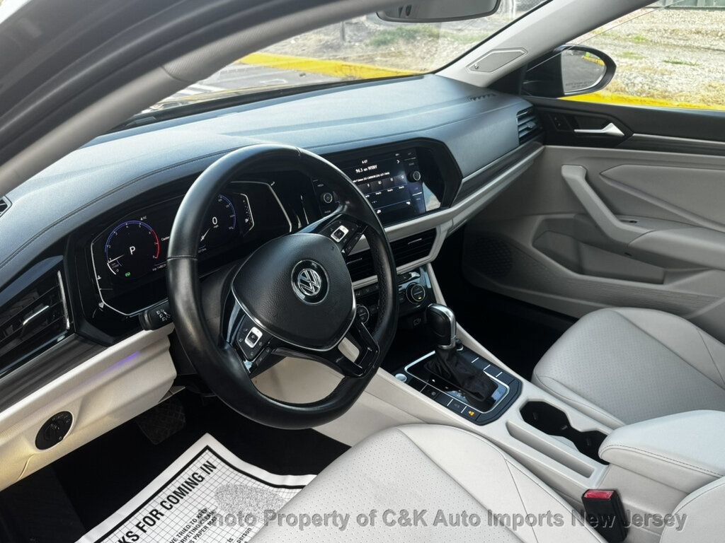 Used 2019 Volkswagen Jetta SEL w/ Cold Weather Package FWD image 17