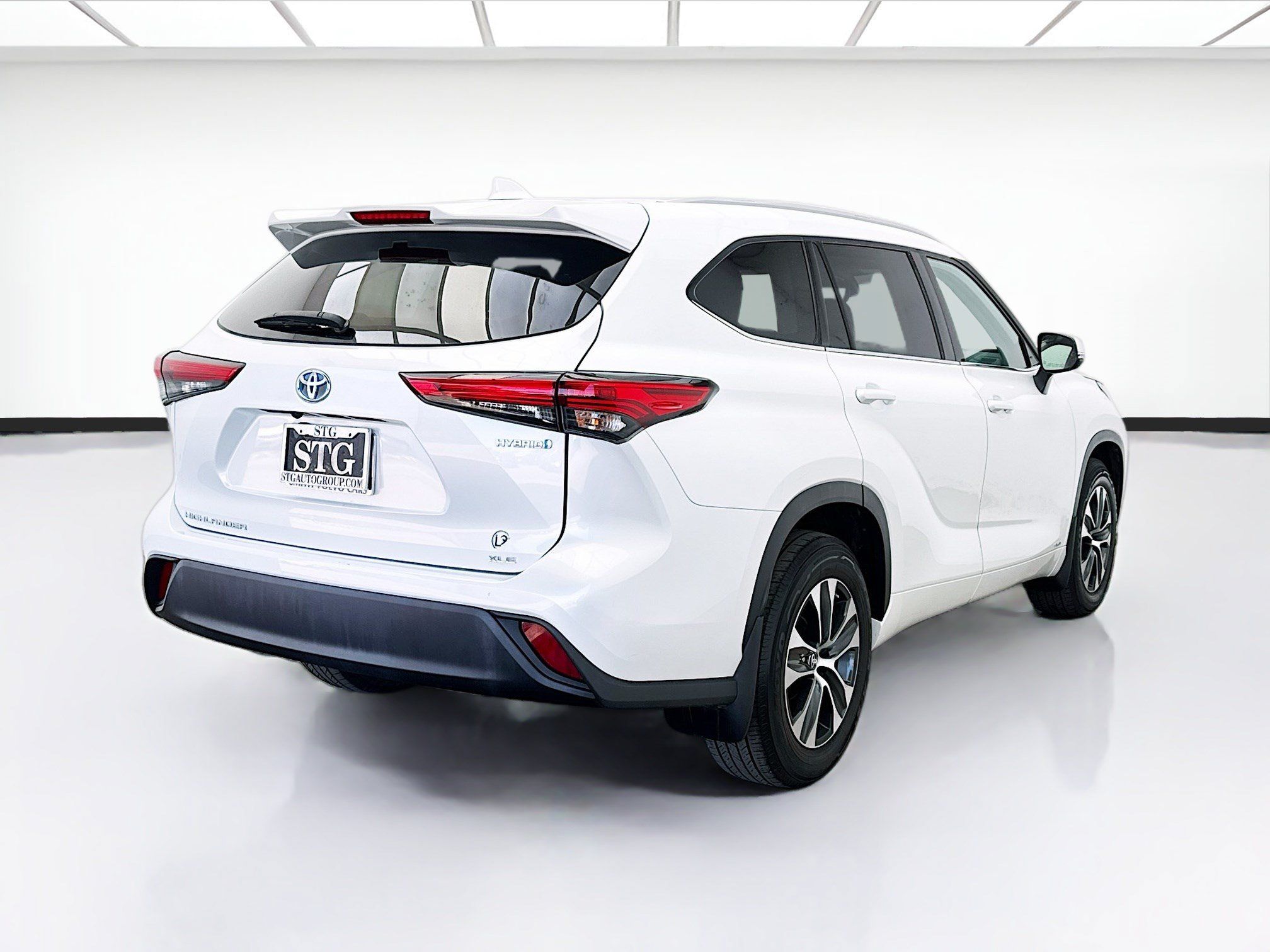 Used 2022 Toyota Highlander XLE AWD/4WD image 4
