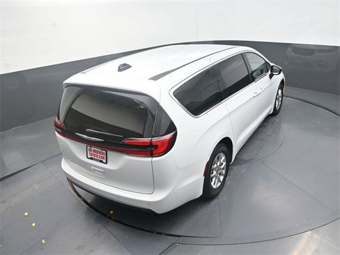 Used 2024 Chrysler Pacifica Touring-L image 23