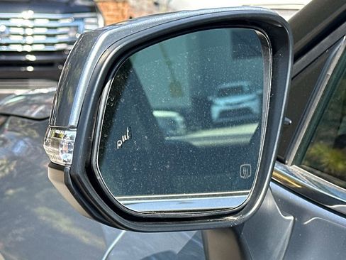 Used 2021 Toyota Highlander XLE image 21