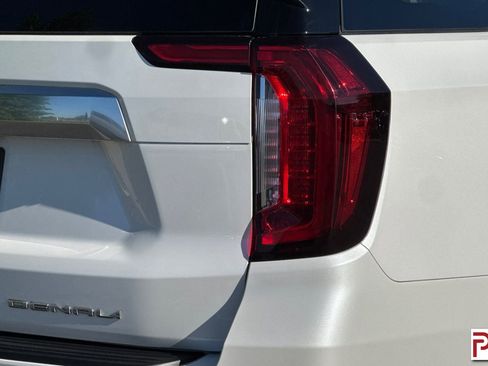 Certified 2022 GMC Yukon Denali w/ Denali Premium Package AWD/4WD image 37