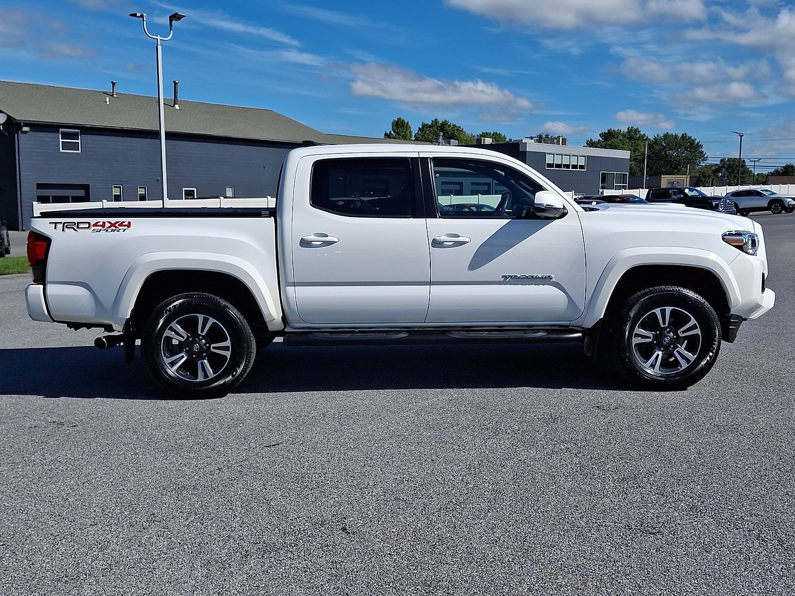 Used 2018 Toyota Tacoma TRD Sport AWD/4WD image 8