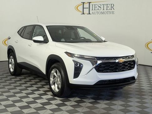 Used 2024 Chevrolet Trax LS w/ LS Convenience Package FWD image 2