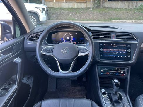Used 2024 Volkswagen Tiguan SE w/ Panoramic Sunroof Package FWD image 13