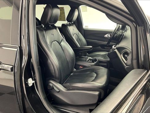 Used 2021 Chrysler Pacifica Touring-L w/ S Appearance Package FWD image 6
