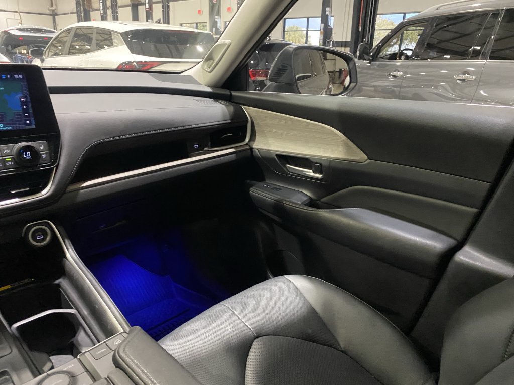 Used 2025 Toyota Grand Highlander AWD image 4