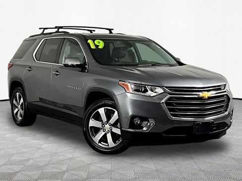 Used 2019 Chevrolet Traverse LT w/ LT Premium Package FWD image 3