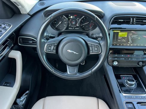 Used 2019 Jaguar F-PACE image 14