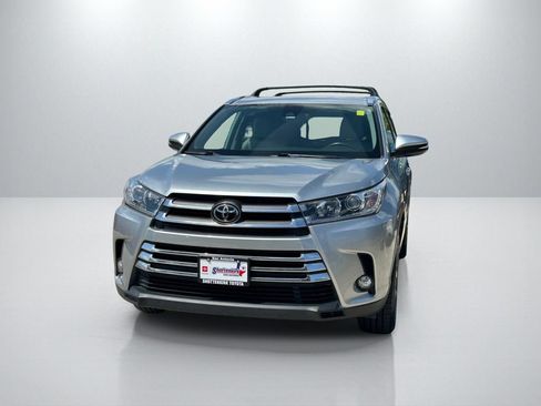 Used 2018 Toyota Highlander Limited FWD image 2