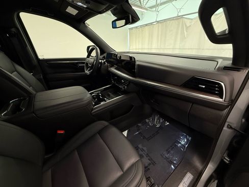 Used 2025 Chevrolet Suburban Z71 image 8