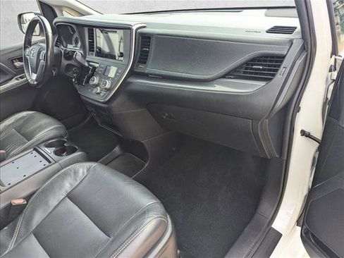 Used 2017 Toyota Sienna SE image 19