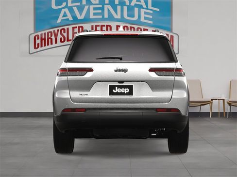 Used 2025 Jeep Grand Cherokee L Altitude image 7